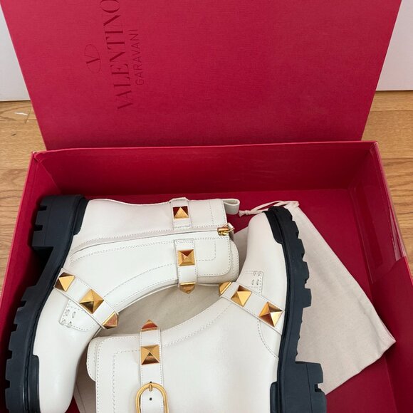 NWT Valentino Garavani Combat Boots Calfskin Leather Gold-tone Studs Sz 36 - Picture 4 of 12